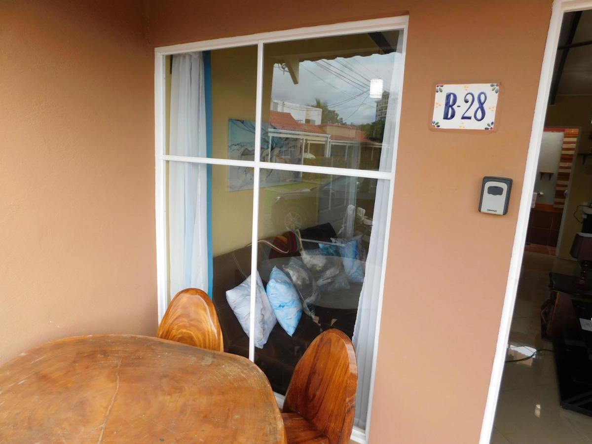 Condo Villa B27 Sleeps Five People - B28 Sleeps Six People - Price Includes Housekeeping Fees Not Taxes - Very Close To The Pool And Beach! Jacó Kültér fotó